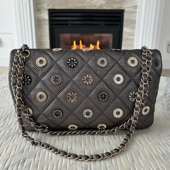 Chanel Paris-Dubai Medal Flap Bag in Embellished Quilted Perforated Lambskin - Picture 6 of 14